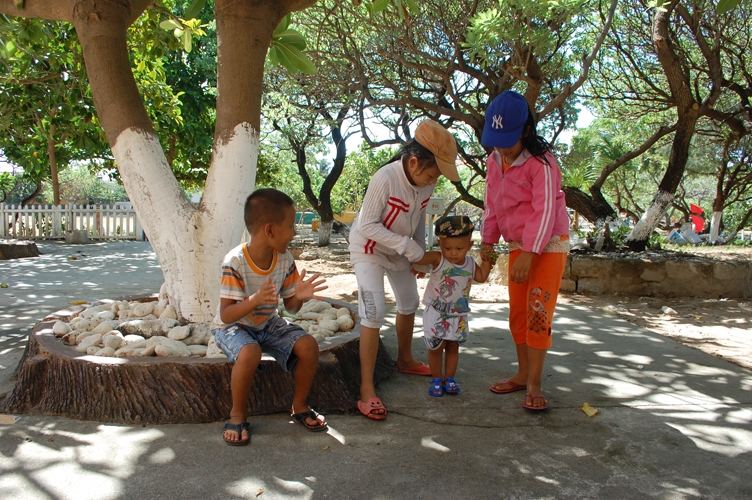 Các “công dân nhí” trên đảo.