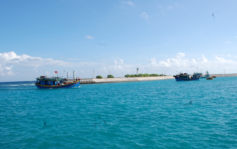 Âu tàu Song Tử Tây, nơi tàu, thuyền ngư dân ra vào tránh bão gió.
