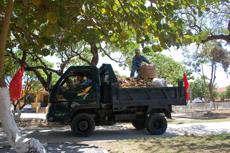 Xe ô tô của UBND TP Hồ Chí Minh tặng quân và dân trên đảo.