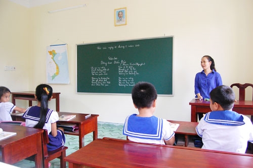 Cô giáo Bùi Thị Nhung, người mẹ hiền yêu dấu của các em học sinh ở đảo Trường Sa lớn