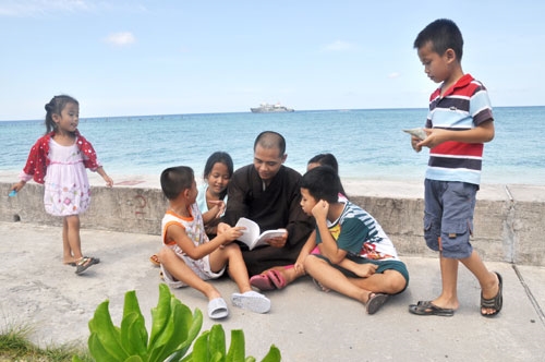 Nghe kể chuyện bên bờ đá