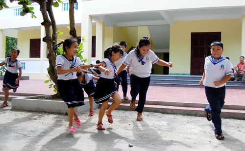 Hoa nắng giữa sân trường