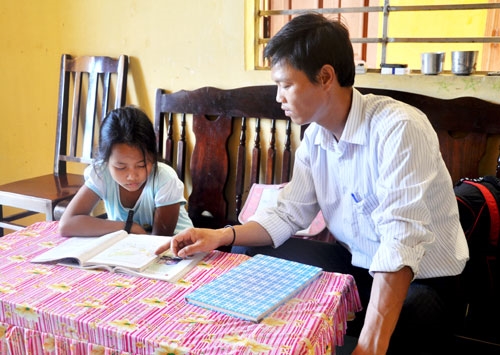 Thầy giáo đến tận nhà hướng dẫn học sinh ôn bài