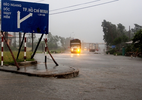 Các phương tiện đi trên tuyến Quốc lộ 1A.