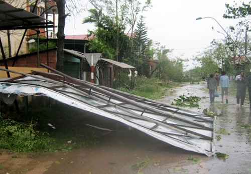 Nhiều mái tôn và mái ngói của nhà dân trên địa bàn huyện Cẩm Xuyên, Hà Tĩnh bị tốc mái.