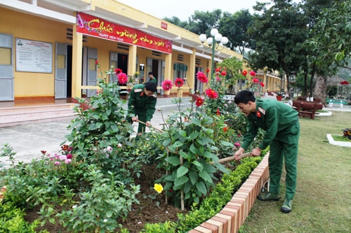 Chiến sĩ Tiểu đoàn 66, chăm sóc cho vườn hoa đơn vị để chuẩn bị đón Tết.