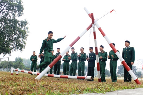 Đi cầu độc mộc.