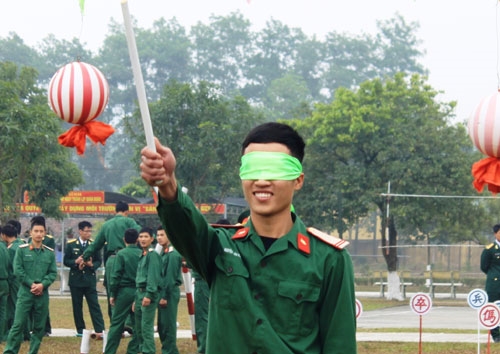 Chơi trò chơi bịt mắt đánh bóng.