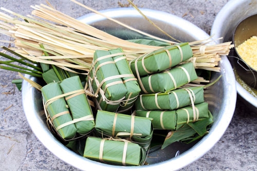 Bằng bàn tay khéo léo, cán bộ, chiến sĩ đơn vị đã làm ra những chiếc bánh ngon, đẹp.