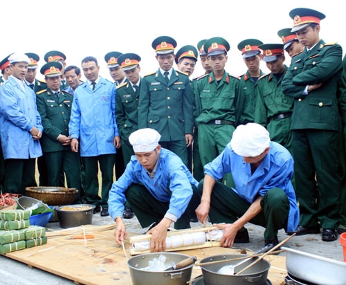 Thi gói giò, bánh chưng.