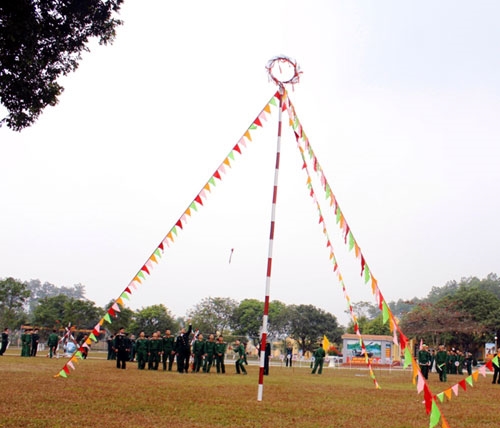 Ném còn - một trò chơi được cán bộ, chiến sĩ đơn vị ưa thích.