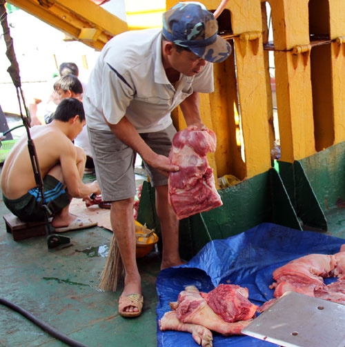 Chuẩn bị thực phẩm cho bộ đội đón tết