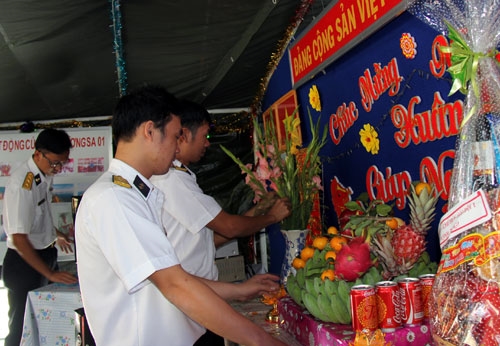 Mâm ngũ quả được cán bộ, chiến sĩ Tàu Trường Sa 01 chuẩn bị đầy đủ