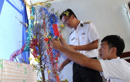 Cán bộ, chiến sĩ Tàu Trường Sa 01 trang trí cho cành mai ngày Tết