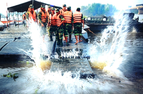 Lữ đoàn Công binh 25 (Quân khu 7) thực hành huấn luyện. Ảnh: Trần Duy Tình