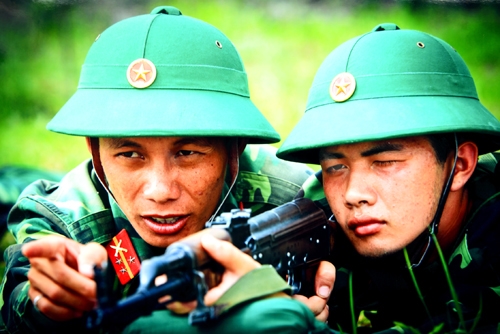 Chiến sĩ bộ binh Sư đoàn 5, Quân khu 7 trên bãi tập. Ảnh: Trần Duy Tình