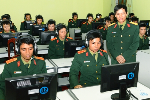 Giờ học tại phòng học chuyên dùng của học viên Trường Đại học Chính trị.