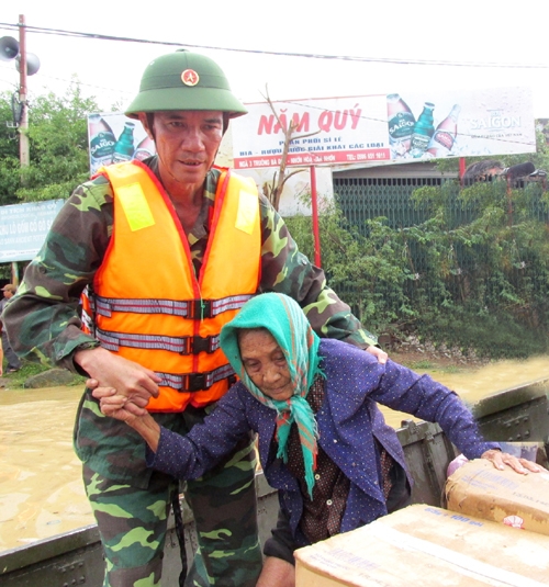 LLVT Quân khu 5 giúp dân chạy lũ.