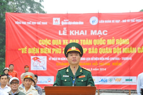 Đại tá Phạm Văn Huấn, Bí thư Đảng ủy, Phó tổng biên tập Báo Quân đội nhân dân, Phó trưởng ban tổ chức cuộc đua đọc thư của Chủ tịch nước Trương Tấn Sang gửi các lực lượng tham gia cuộc đua.