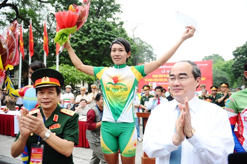 Đồng chí Nguyễn Thiện Nhân, Chủ tịch Ủy ban Trung ương MTTQ Việt Nam và Trung tướng Lê Phúc Nguyên, Trưởng ban tổ chức cuộc đua trao giải nhất cho VĐV Nguyễn Thị Thật.