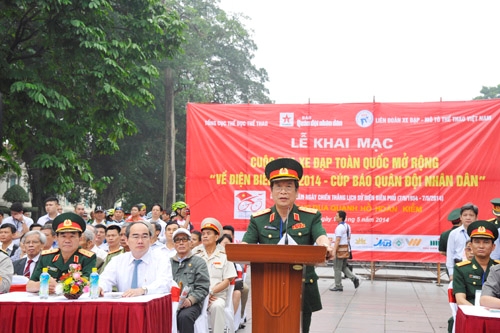 Trung tướng Lê Phúc Nguyên, Tổng biên tập Báo Quân đội nhân dân, Trưởng ban tổ chức cuộc đua phát biểu khai mạc.