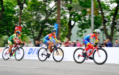 Cạnh tranh từng cen - ti - mét.