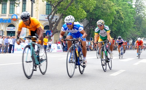 Bứt tốc ở vòng đua cuối.