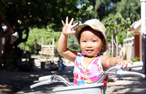 Các cháu nhỏ trên đảo lúc nào cũng lễ phép.