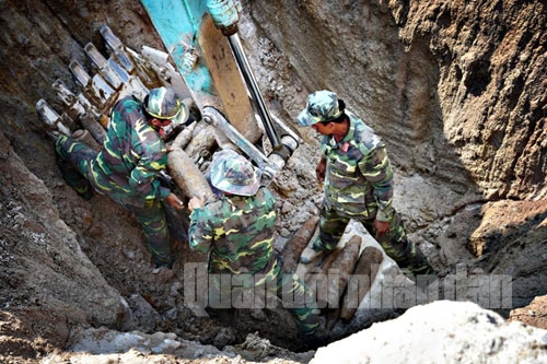 Thu gom, xử lý bom mìn là nhiệm vụ vô cùng nguy hiểm, đòi hỏi người lính công binh phải có ý chí, bản lĩnh vững vàng.