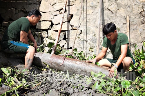 Trên một số tuyến sông của TP Cần Thơ, bom còn được phát hiện ngay bên cạnh các công trình dân sinh.
