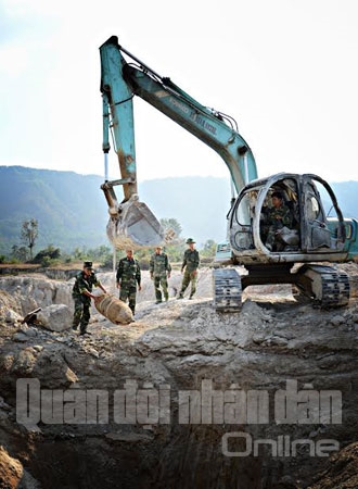 Bộ đội công binh Quân khu 9 phát hiện, thu gom bom mìn ở vùng Đồng bằng sông Cửu Long.