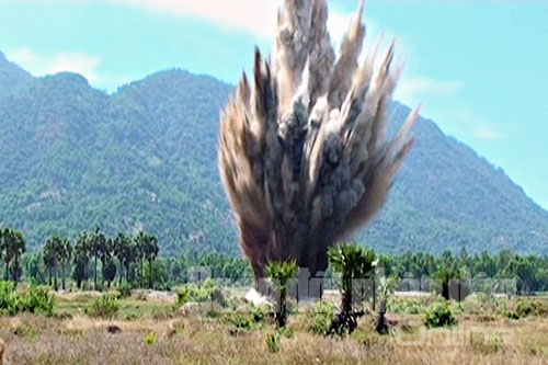 Hủy nổ là khâu cuối trong quy trình phát hiện, thu gom, xử lý bom mìn, đạn pháo các loại, bảo đảm an toàn tuyệt đối.