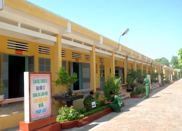 Chiến sĩ đại đội 12, Tiểu đoàn 9, Trung đoàn 141, Sư đoàn 3, Quân khu 1 chăm sóc bồn hoa cây cảnh.