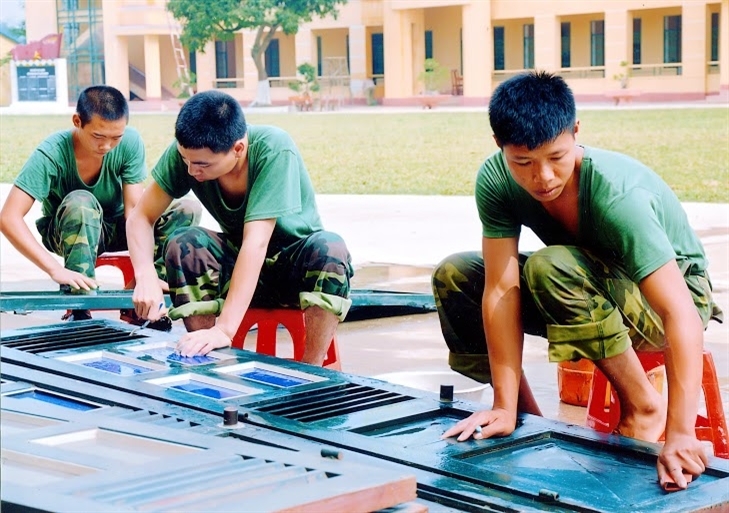 Chiến sĩ Trung đoàn 148, Sư đoàn 316, Quân khu 2 sửa chữa cửa.