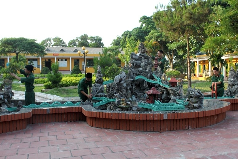 Chiến sĩ Trung đoàn 2, Sư đoàn 395, Quân khu 3 chăm sóc khuôn viên doanh trại.