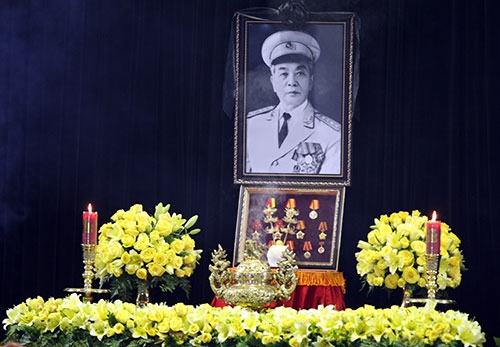 Trước linh cữu Đại tướng Võ Nguyên Giáp.