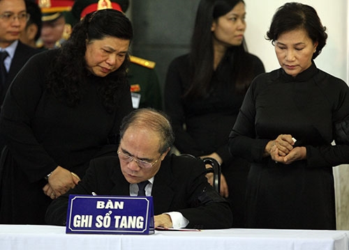Chủ tịch Quốc hội Nguyễn Sinh Hùng ghi sổ tang.