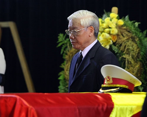 Tổng Bí thư Nguyễn Phú Trọng bên linh cữu Đại tướng.