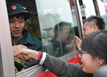 Cái bắt tay và ánh mắt trìu mến của chiến sĩ mới dành cho bạn gái trước lúc lên đường.