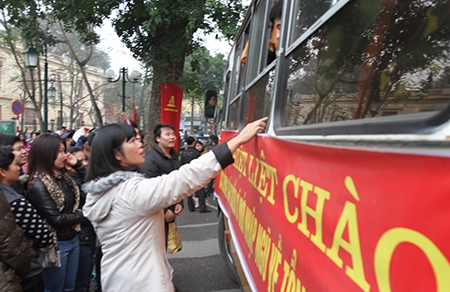 Người thân bịn rịn chia tay.