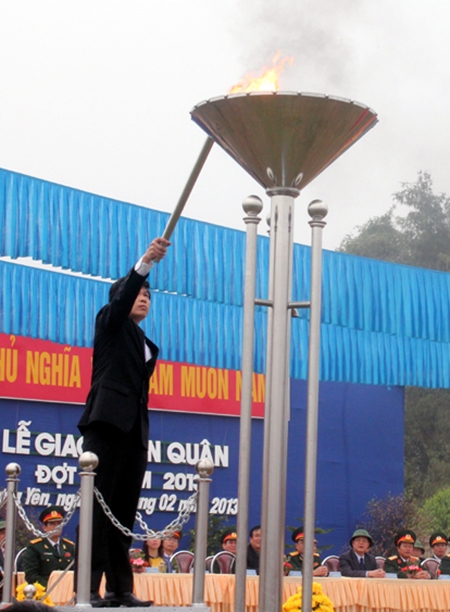Đồng chí Nguyễn Văn Cường, Bí thư Tỉnh ủy Hưng Yên thắp sáng ngọn đuốc anh hùng cách mạng trong ngày hội tòng quân tại huyện Kim Động.