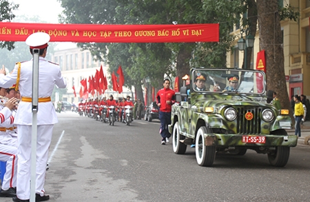 Đoàn rước đuốc của quận Hoàn Kiếm trong ngày hội tòng quân đang tiến về lễ đài.