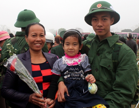 Giây phút cùng người thân trước giờ lên đường nhập ngũ.