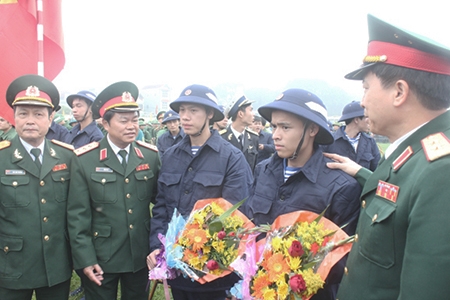 Thượng tướng Đỗ Bá Tỵ, Ủy viên Trung ương Đảng, Ủy viên Thường vụ Quân ủy Trung ương, Tổng Tham mưu trưởng, Thứ trưởng Bộ Quốc phòng với chiến sĩ mới trước lúc lên đường về đơn vị.