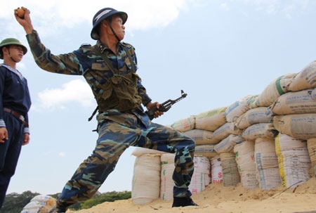 Động tác ném lựu đạn bài 1.