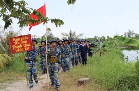Đội hình hành quân ra thao trường.