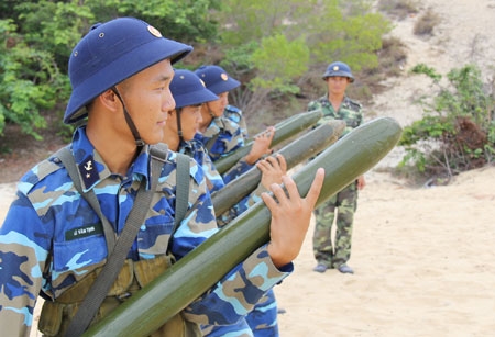 Đội hình luyện tập động tác mang lượng nổ dài.