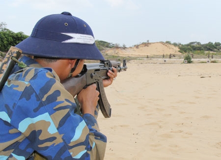 Đường ngắm đến mục tiêu trong tư thế quỳ bắn bài 1 súng Tiểu liên AK.