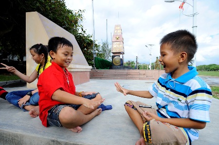 Hè này, trẻ em ở Trường Sa…