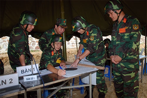 Ban giám khảo tổng hợp điểm bắn bia.